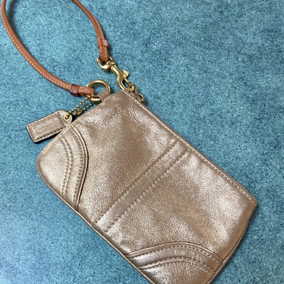 EUC Coach Mini Wristlet in Gold Leather Tag & Wrist Strap in Blond Leather - Picture 9 of 9
